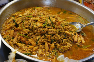 There are many types of food in Thailand that Thai people like to eat called crab fried with curry powder.