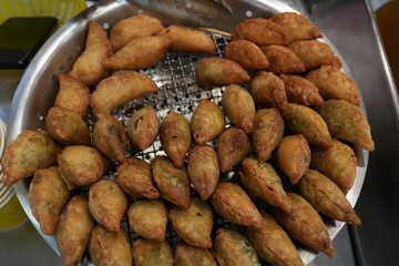 A food that Thai people like to eat is stuffed Chinese chives and fried.