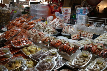 The food that Thai people like to eat is various types of seafood that are packaged and sold.