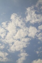 Obraz premium Peaceful Sky with Scattered Cumulus Clouds