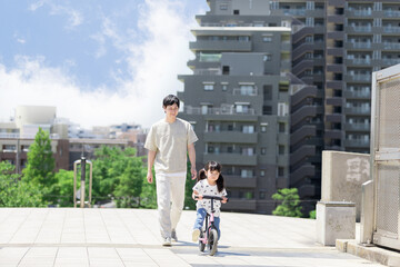 Fototapeta premium 育児休暇するパパ