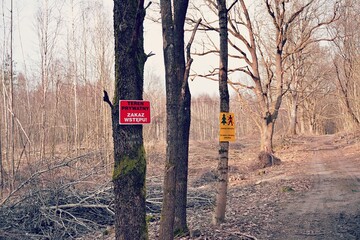 Drzewa z napisem teren prywatny