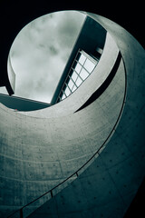円形に切り取られた空とコンクリートの建築
Circular Framed Sky and Concrete Architecture