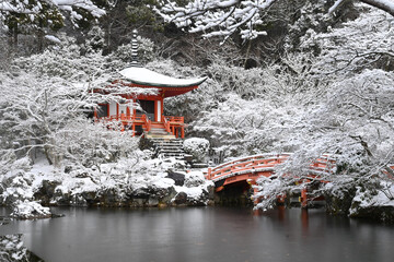 京都市の世界遺産醍醐寺 弁天池の雪景色