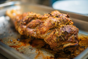 Pata de cordero asado.