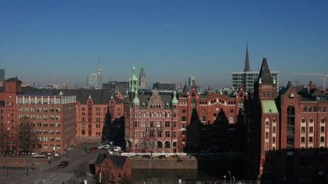 Hamburg Speicherstadt mit Hafenmuseum und Rathaus aus der Luft
