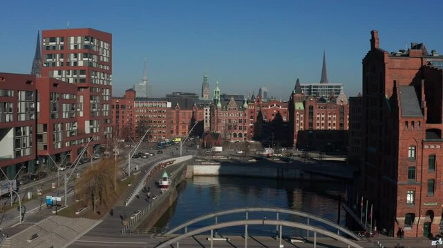 Hamburg Speicherstadt mit Hafenmuseum und Rathaus aus der Luft