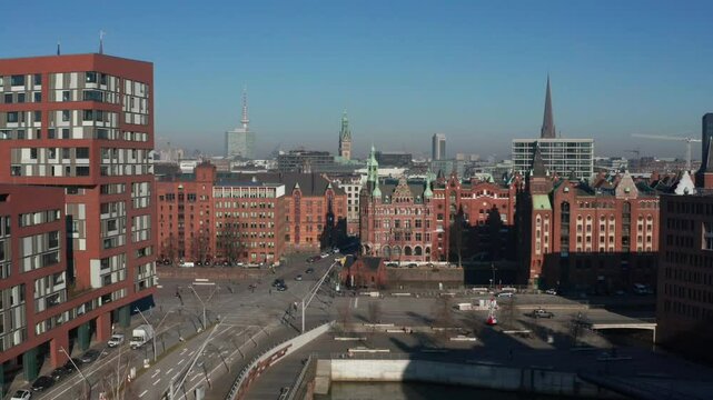 Hamburg Speicherstadt mit Hafenmuseum und Rathaus aus der Luft