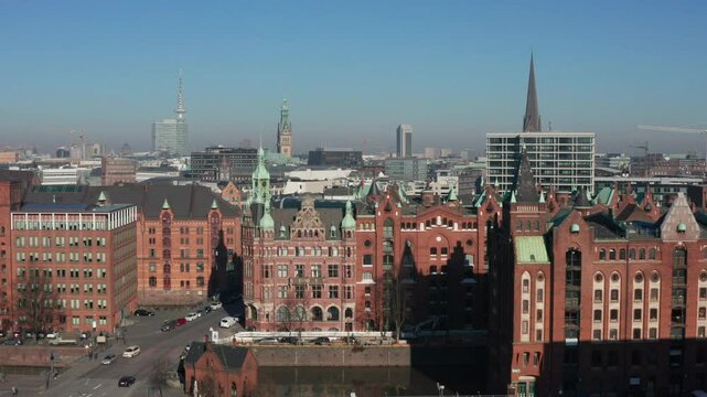 Hamburg Speicherstadt mit Hafenmuseum und Rathaus aus der Luft