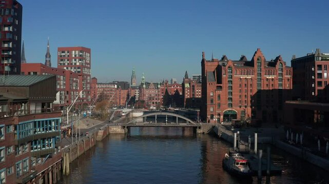 Hamburg Speicherstadt mit Hafenmuseum und Rathaus aus der Luft