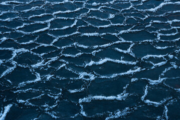 Zamarznięta woda na jeziorze, tekstura lodu. 