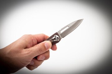 ナイフを持つ男性の手