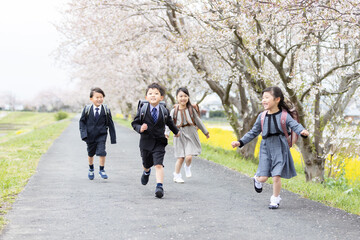 入学式イメージ　走る一年生
