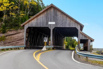 Photo sur Plexiglas A view towards the covered bridge on main street at Vaughan Creek, New Brunswick in the fall