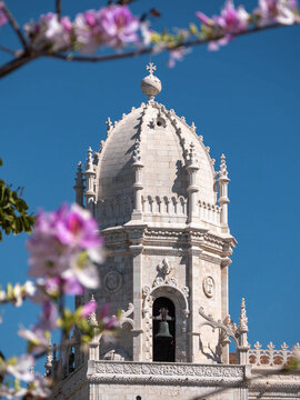 D&eacute;tail fleuri sur une tour du monast&egrave;re Dos Jeronimos &agrave; Lisbonne au Portugal