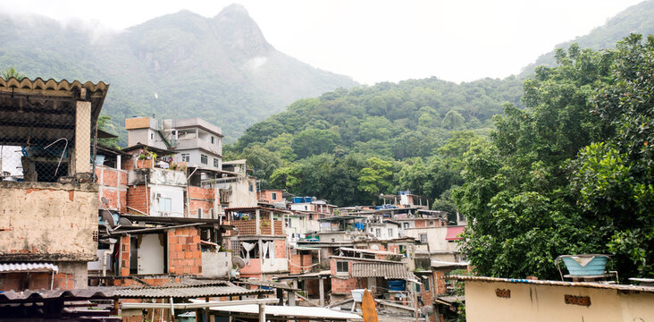 Favela  adoss&eacute;e aux colines de Rio de Janeiro