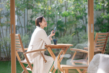 スマホを見る女性