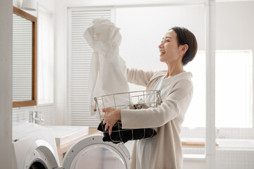 洗濯をする女性