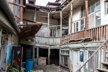 Innenhof eines alten Gebäudes in Tbilissi mit Malerei