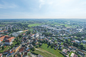 Die Stadt Geisenfeld im nördlichen Oberbayern aus der Vogelperspektive