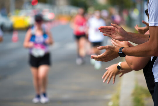 Fans cheering up a marathon runner