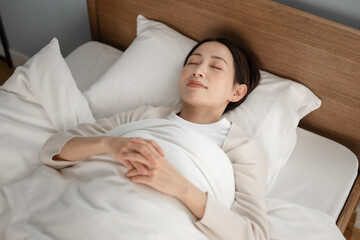 ベッドで眠る女性