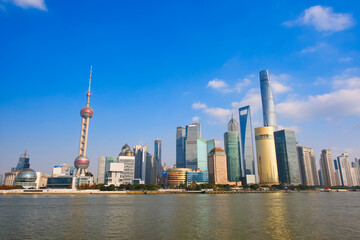 Obraz premium 中国 上海市、外灘から見る浦東新区の高層ビル群