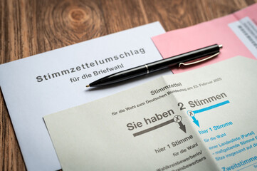 Briefwahlunterlagen mit Stimmzettel zur Bundestagswahl und Stift zum ankreuzen