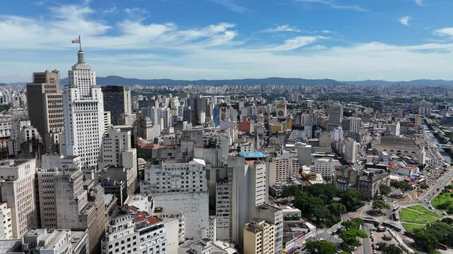 Vis&atilde;o a&eacute;rea dos pr&eacute;dios no centro urbano da cidade de s&atilde;o paulo com o destaque para a bandeira da cidade no alto de um pr&eacute;dio
