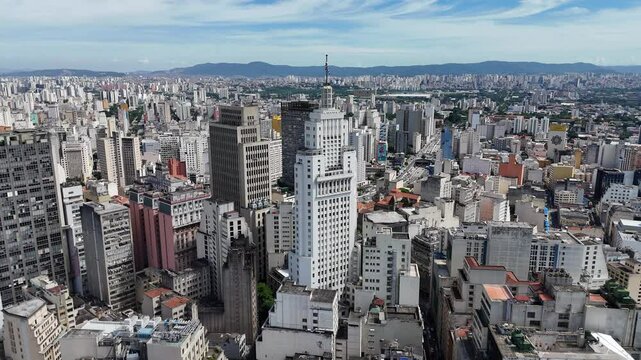 Vis&atilde;o a&eacute;rea do centro urbano da cidade de s&atilde;o paulo com a bandeira da cidade no topo de um pr&eacute;dio