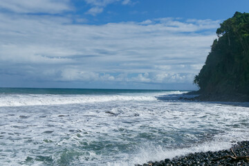 Les belles vagues blanches et plage de rocher noir dans le nord de la Martinique.