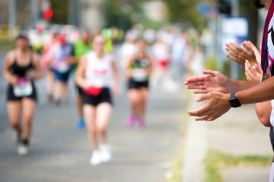 Fans cheering up a marathon runners