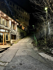 Obraz premium Night Pathway to the Building: Lighting and Silence