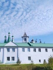 церковь на холме с видом на небо