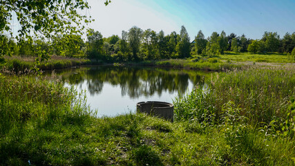 studnia bez dna nad stawem © rob