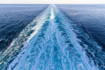 Heckwasser eines Kreuzfahrtschiffes auf dem Meer