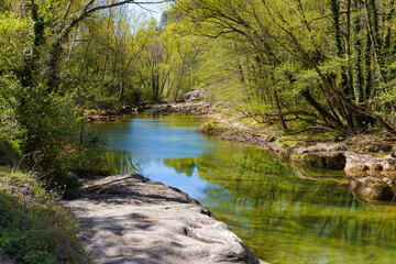 Rincón del río Llobregat en Berga, Cataluña, con aguas cristalinas y rodeado de frondosa vegetación. © jocaja