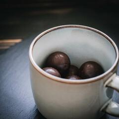 Stimmungsvolle Pralinen in einer Tasse mit rustikalem Charme