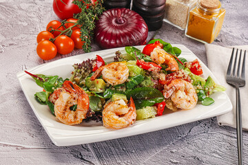 Salad with prawn and quinoa