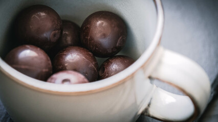 Stimmungsvolle Pralinen in einer Tasse mit rustikalem Charme