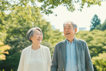 Obraz premium 公園を歩くシニア・高齢者夫婦（楽しい・爆笑・笑顔・リフレッシュ） 