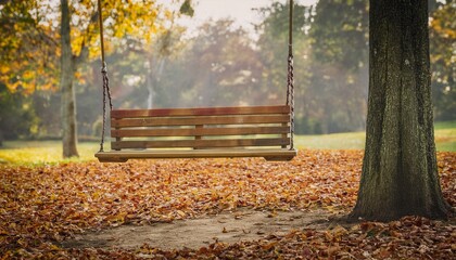 텅 빈 나무 그네가 흔들리는 조용한 공원
