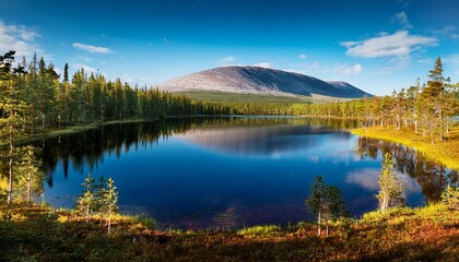 Fototapeta premium bergsee vor dem gipfel luosto iim nationalpark pyha luostoin finnland