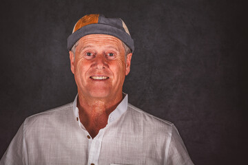 Freundlicher Mann mit Kappe