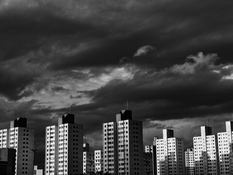 P&acute;redios e nuvens em preto e branco
