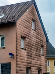 Feuchte Wandverkleidung mit Asbest
