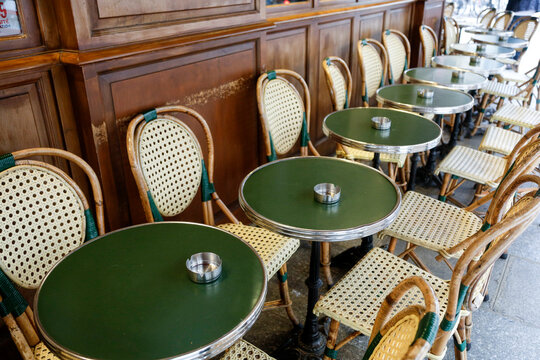 Paris, France. Europe Outdoor dining "en terrace" at a Parisian bistro.