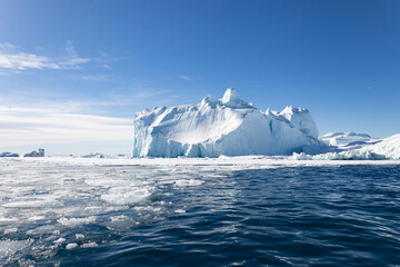 Floating iceberg and ice flakes in the Ilulissat ice fjord in Greenland © Sarah Østergaard