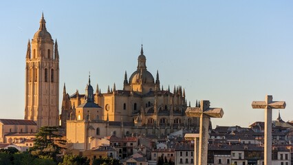 Fototapeta premium Catedral de Segovia desde lejos con cruces de piedra