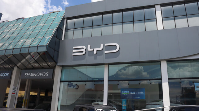Fachada da empresa chinesa BYD ve&iacute;culos carros. Foto feita em Fev 12 em Mogi das Cruzes, SP, Brasil	